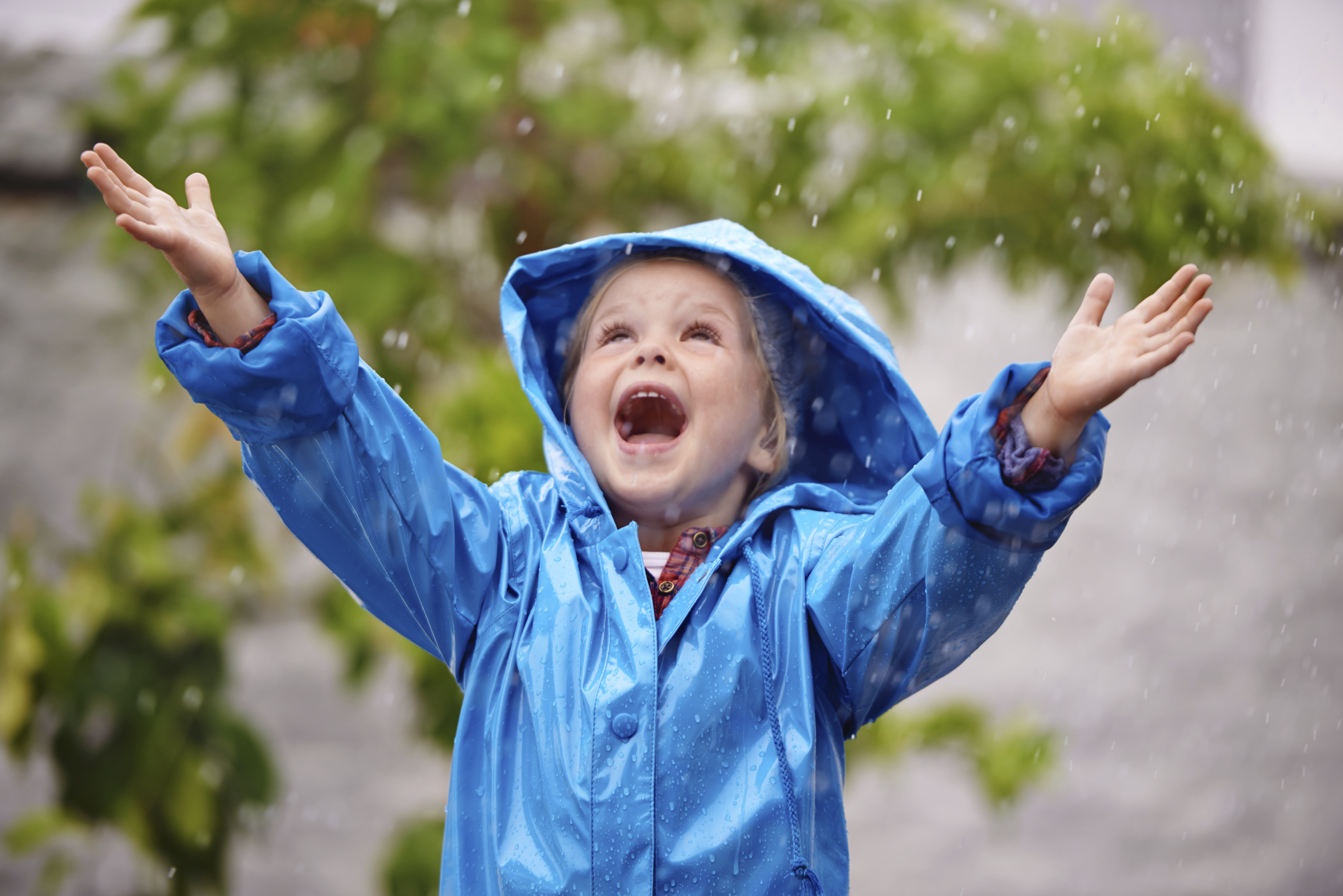 Дети радуются. Радостный мальчик. Веселые дети. Веселые дети под дождем. Цвета вызывающие радость
