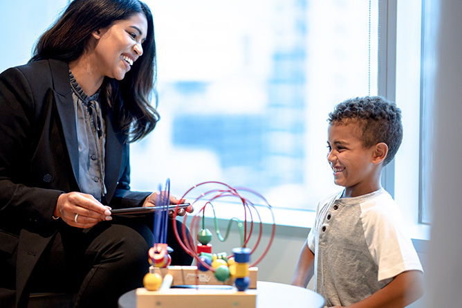 GettyImages-1392342103 psychiatrist with child