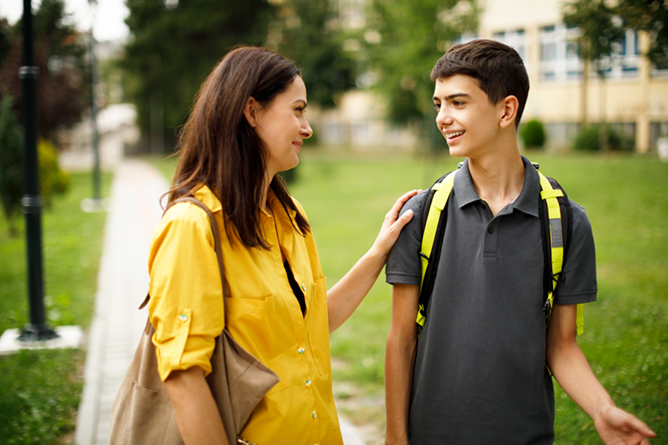 GettyImages-1336300505-668px psychiatrist with child